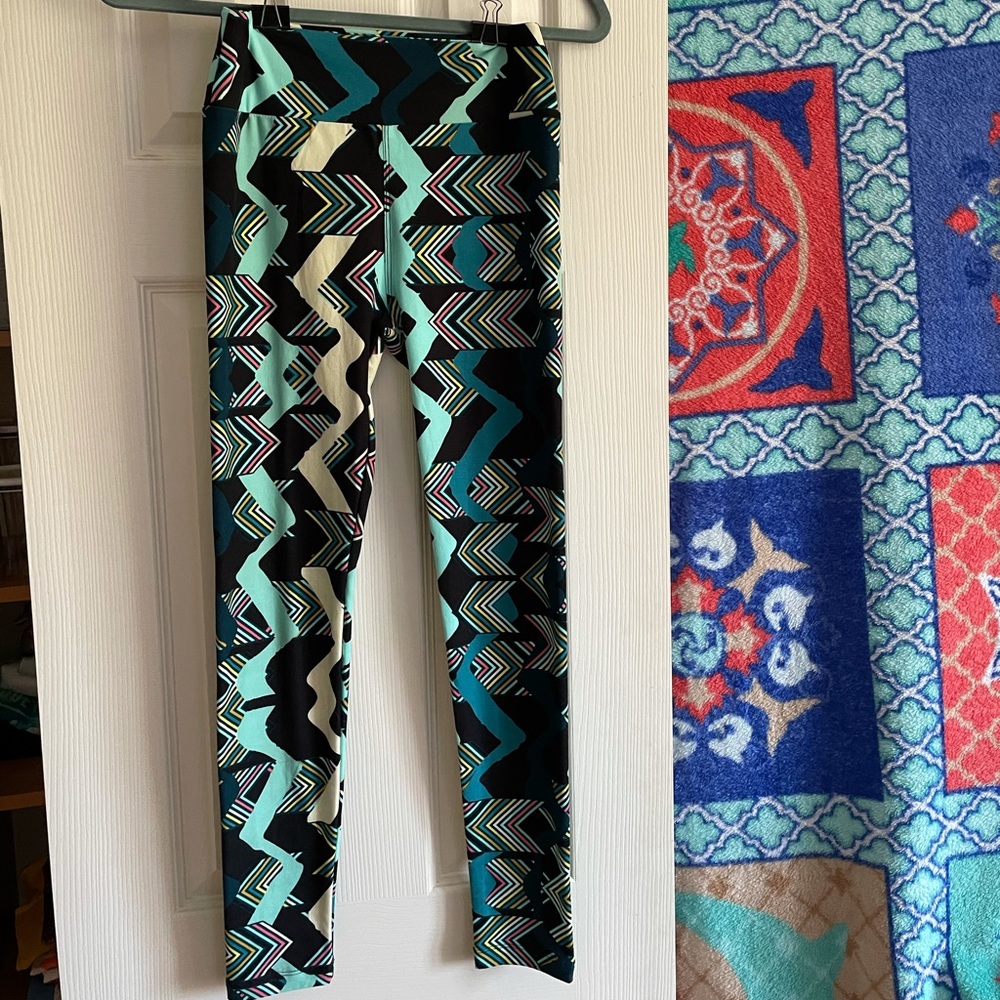 Fun patterned leggings NWOT